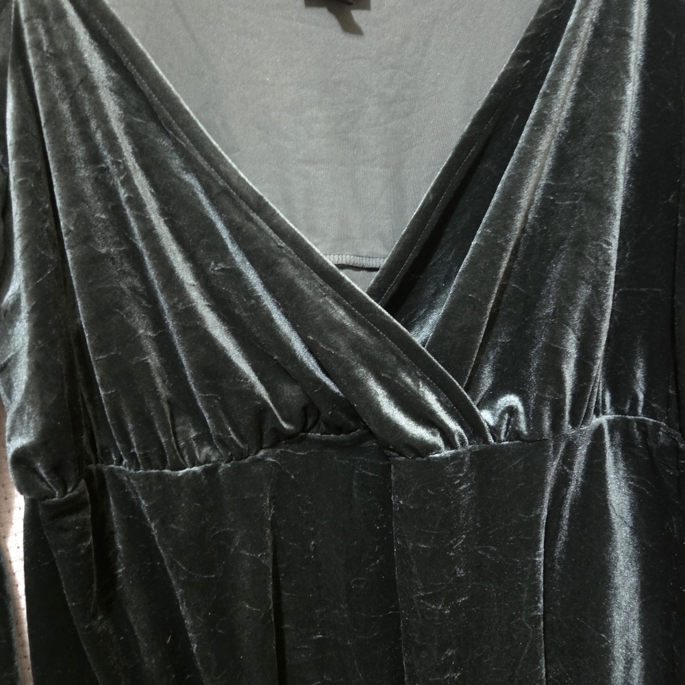 Torrid 5x Velvet Cold Shoulder Top - Emerald Green - Picture 6 of 10
